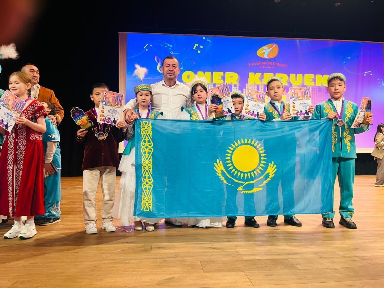" Тайжарыс-талант" ", ONER-KERUENY-DUBAI" халықаралық байқауында өнер көрсеткен мектебіміздің "Асыл мұра" домбырашылар ансамблін шын жүректен құттықтаймыз.