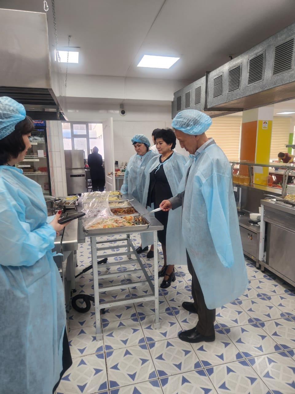 Тамақтану сапасына мониторинг жүргізу комиссия мүшелері асханада тамақтануды ұйымдастыруға тексеріс жүргізді