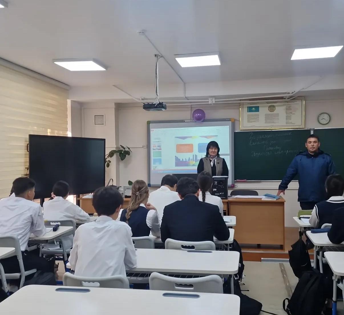 " Ұстаз  аты биік, әрі мәңгілк" тақырыбында 1-11 сыныптар арасында сынып сағаты өтті.