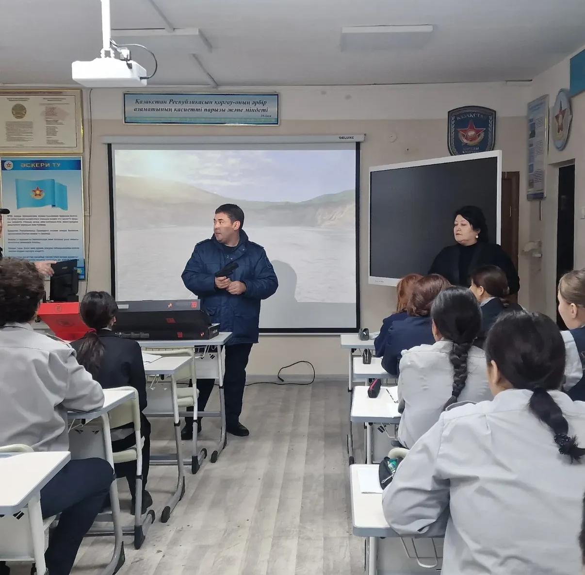 №167 жалпы білім беретін мектебінде жасөспірімдер арасындағы құқықбұзушылықтың алдын алу мақсатында маңызды профилактикалық кездесу өтті.