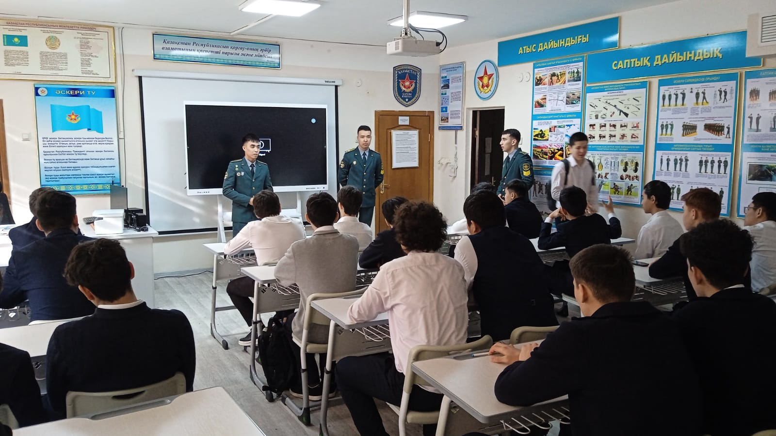 Радиоэлектроника және байланыс әскери институтының 4-курс курсанттары мына  167 жалпы білім беретін мектепте тағылымды кездесу өткізілді