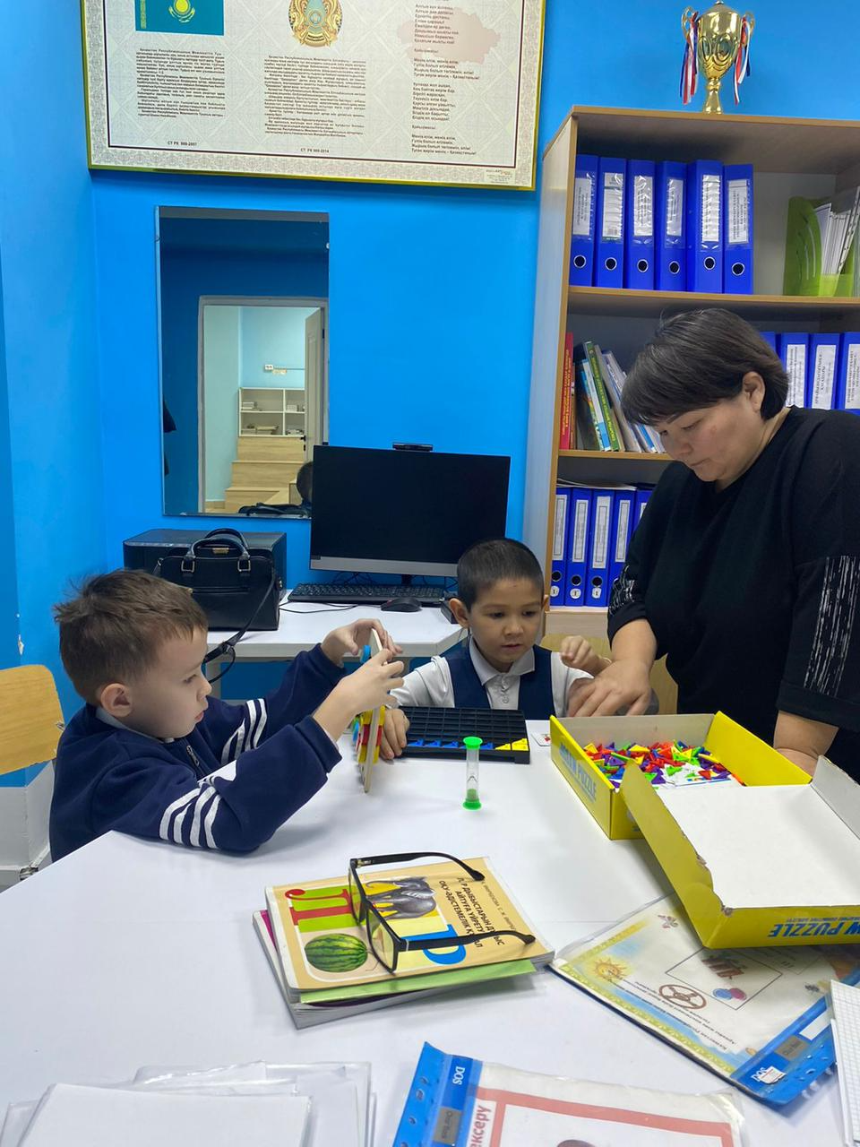 Ерекші білімді қажет ететін 2 а, 2 б сынып оқушылары Жасұланұлы Осман мен Дүйсенбек Мәдимен артикуляциялық жаттығу мен түстерді ажырату сабағы!